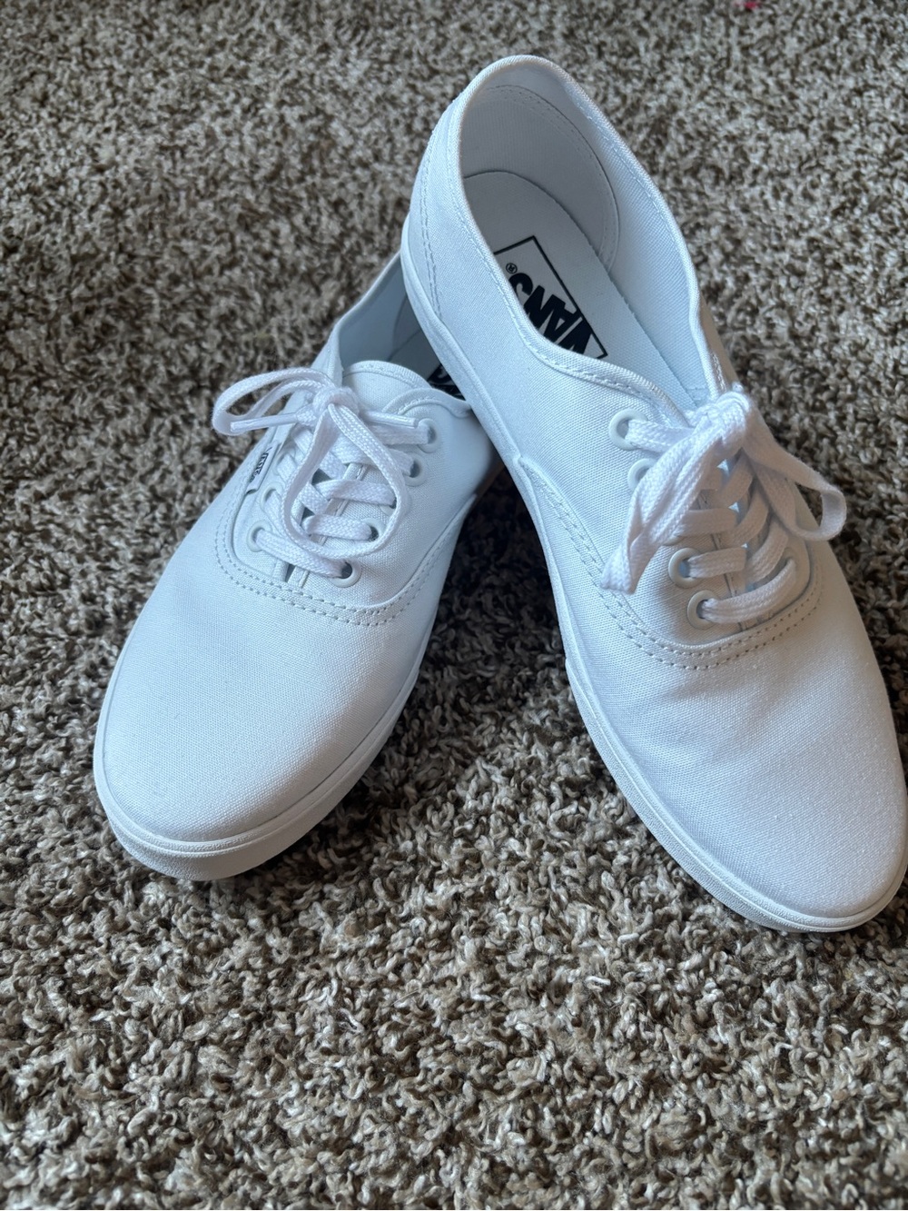 Vans White Lace up Shoes. Low pro. Skateboard. Sneakers. Women 8. Men 6.5